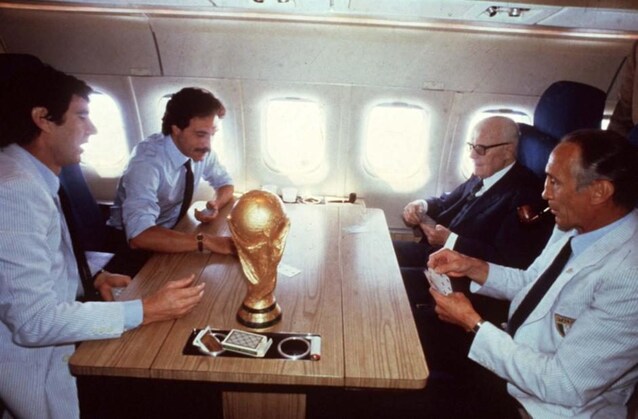 La celeberrima foto della partita a carte (Wikimedia Commons)