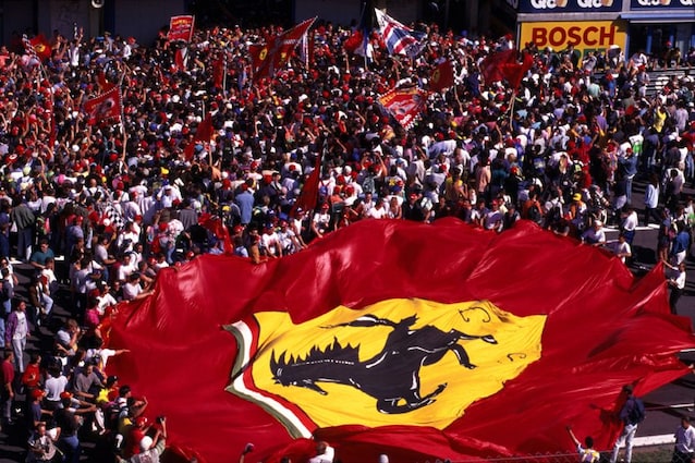 Tifosi della Ferrari al GP d'Italia del 1996. Wikimedia Commons