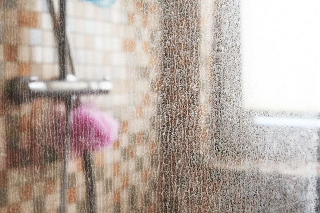 eliminare calcare vetro doccia