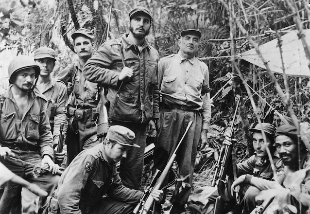 Con Fidel Castro (in piedi) e altri sulla Sierra Maestra