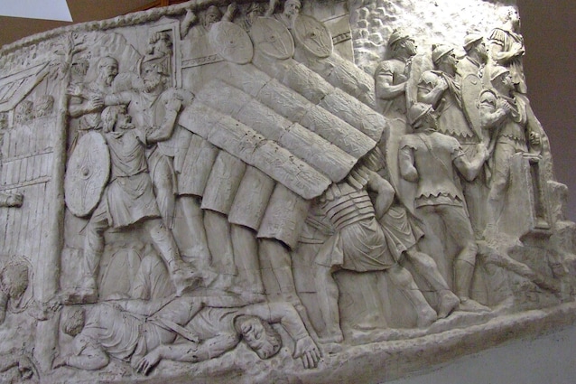 Incisione sulla Colonna Traiana a Roma (credit ChirstianChirita via Wikimedia Commons)