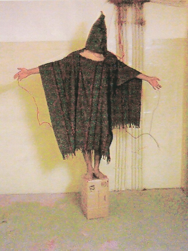 Prigioniero sotto tortura ad Abu Ghraib (Wikimedia Commons)