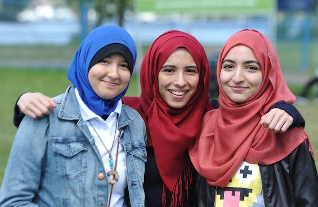 Ragazze con hijab (Wikimedia Commons)