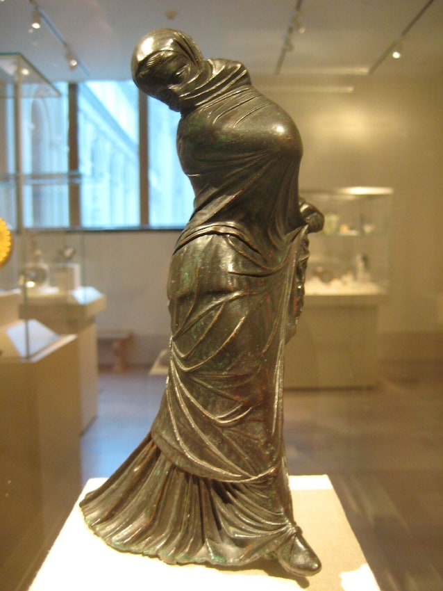 Statuetta greca di donna velanta (secoli III-II a. C.) (Wikimedia Commons)