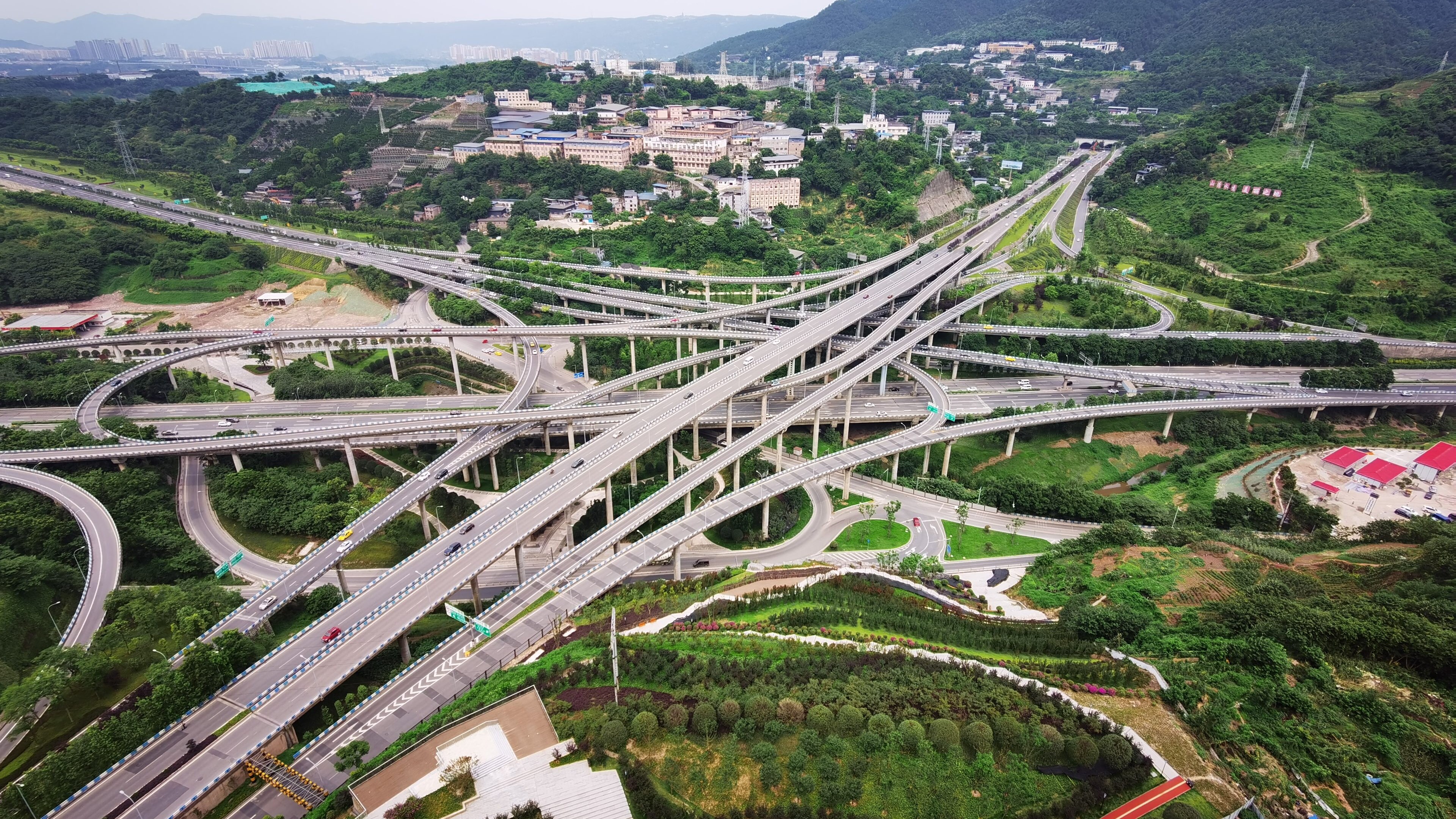 Lo svincolo stradale più complesso al mondo si trova in Cina ed è alto 37 metri: com’è fatto