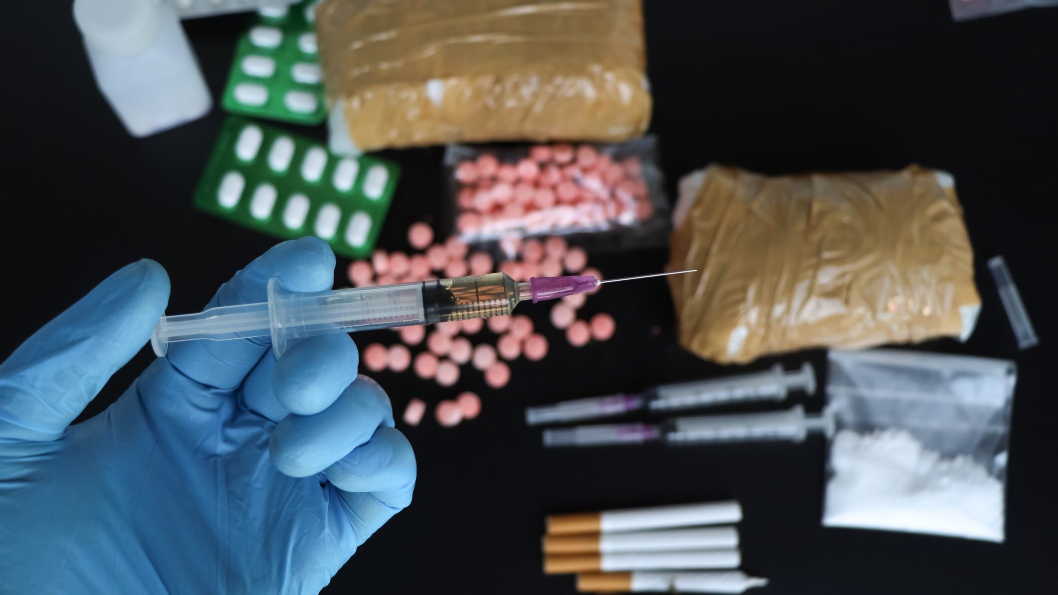 Cosa sono i nitazeni, gli effetti delle droghe sintetiche più potenti del Fentanyl arrivate in Italia