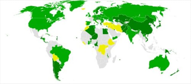 Convenzione sulla tutela dell'amnbiente in guerra. Verde firmata e ratificata, verde scuro adesione o successione, giallo firmata e non ratificata, grigio non firmata