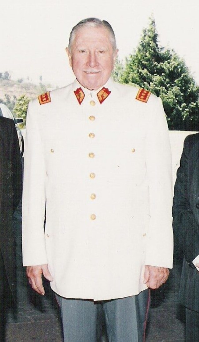 Pinochet dopo la presidenza nel 1995 (Wikimedia Commons)