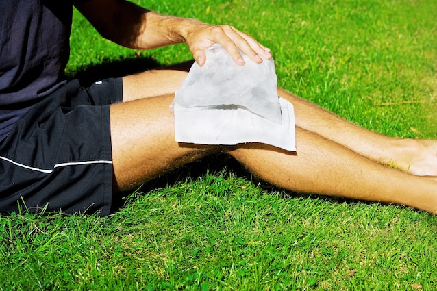 applicazione ghiaccio ginocchio