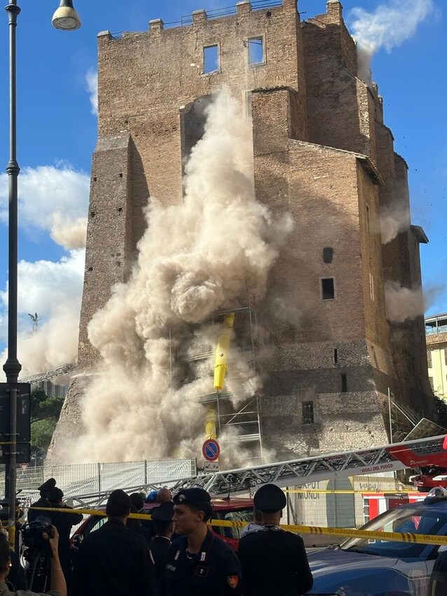 crollo torre dei conti roma foto vigili del fuoco