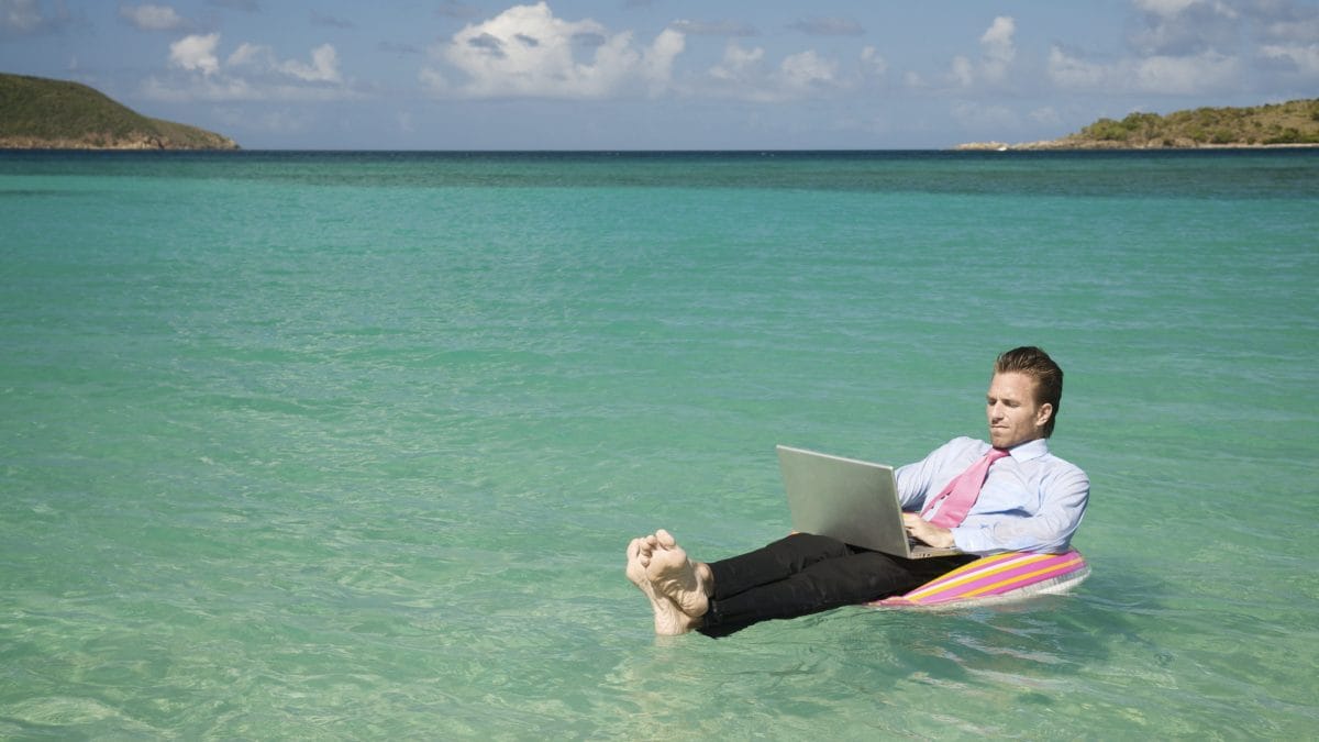 gli italiani lavorano anche in vacanza