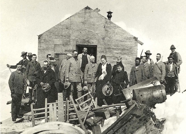 L'inaugurazione della Capanna. Al centro la Regna margherita (credit loscarpone.cai.it)