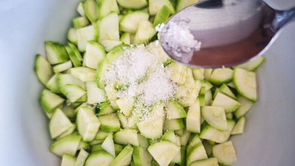 aggiungere sale alle verdure