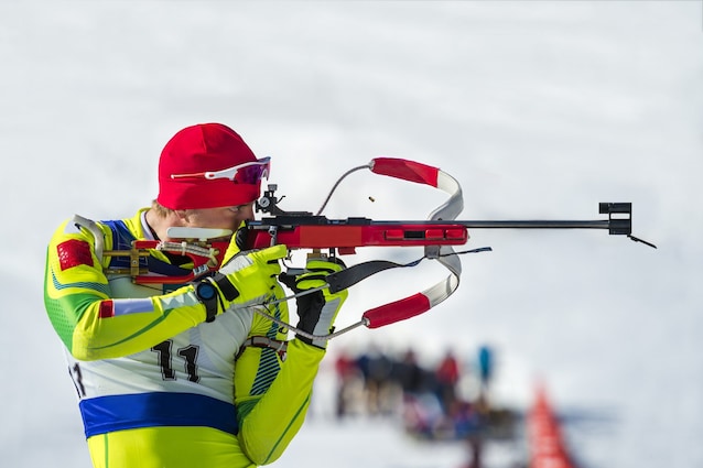 atleta biatlhon in azione