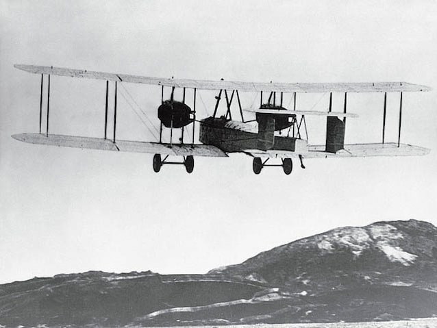 L'aereo dopo il decollo a Terranova (credit Wikimedia Commons)