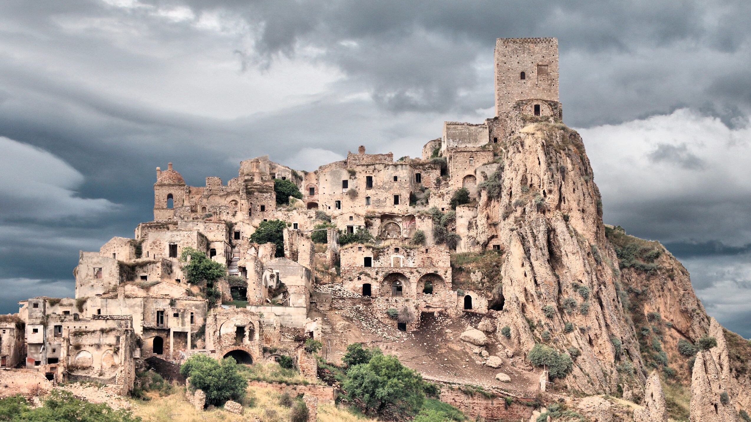 Craco è la città fantasma vicino Matera in Basilicata abbandonata per le frane: cos’è successo