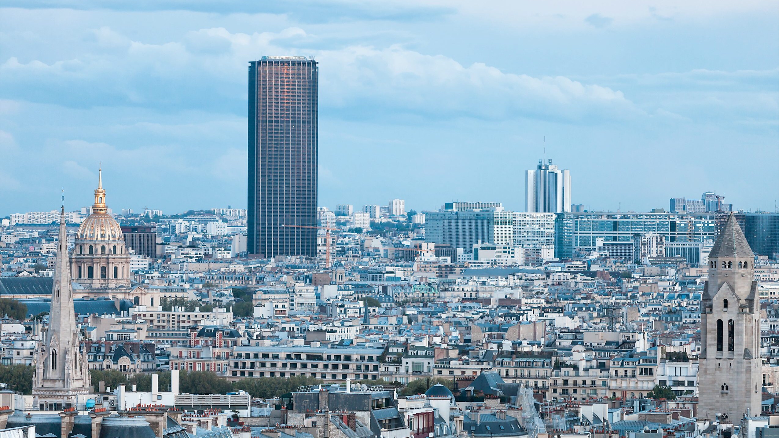 La Tour Montparnasse a Parigi è alta 210 m: cosa ci fa un monolite nero in mezzo alla città?