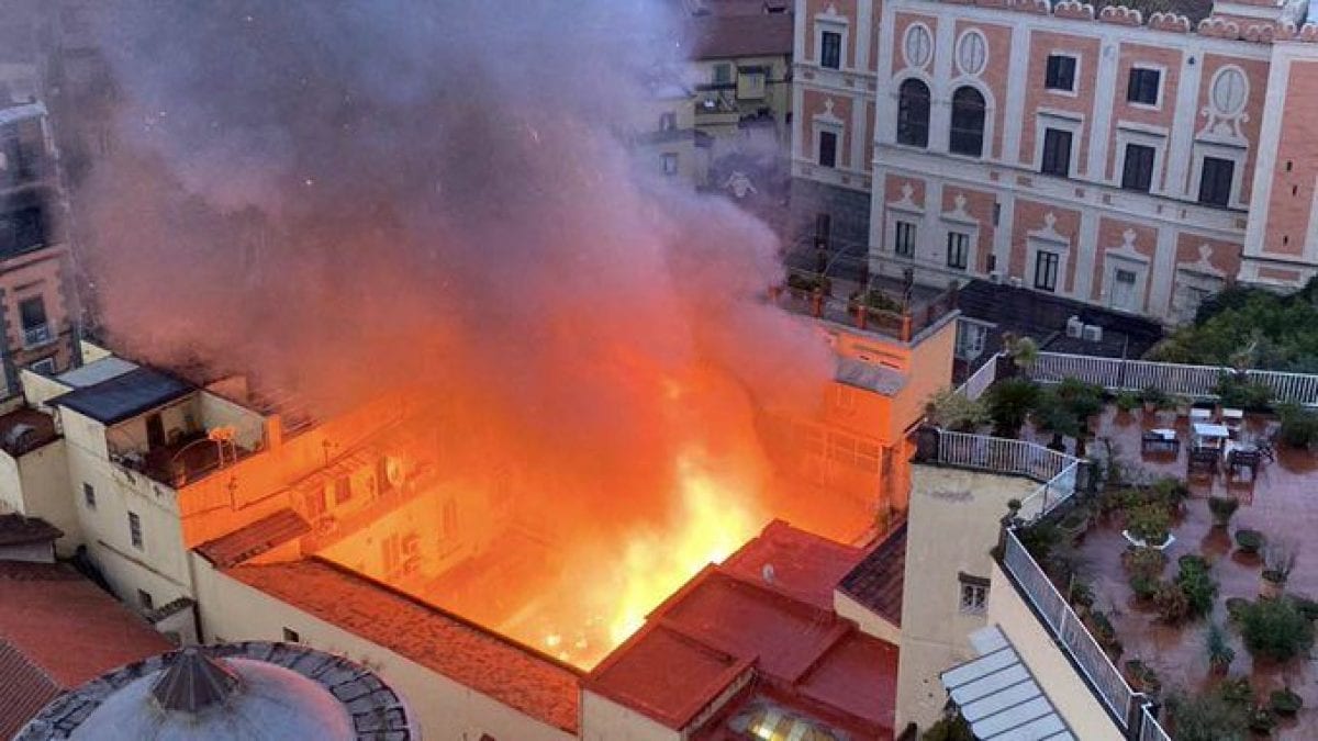 incendio-teatro-napoli