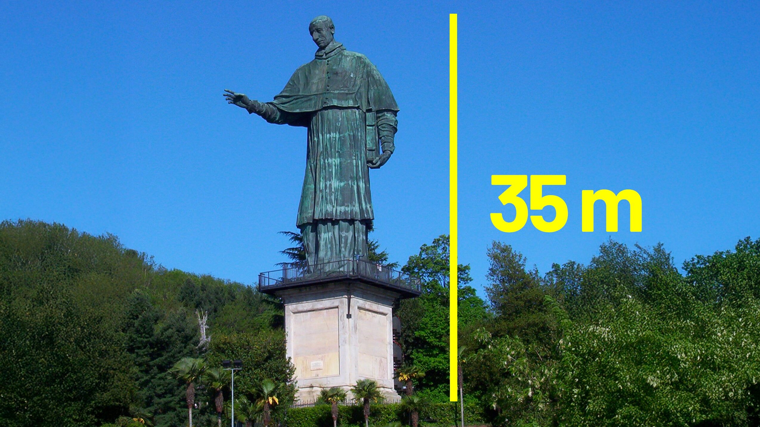 La statua più alta d’Italia è il Colosso di San Carlo Borromeo ad Arona, di 35 m di altezza