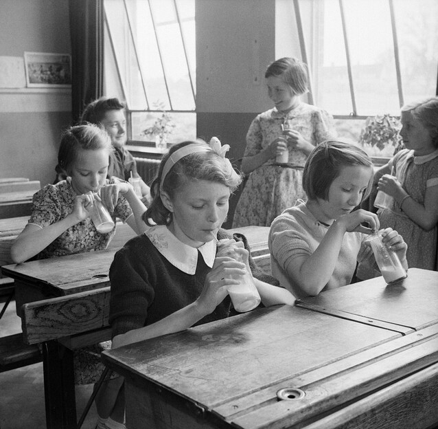 Distribuzione di latte nelle scuole prima di Thatcher (credit Wikimedia Commons)