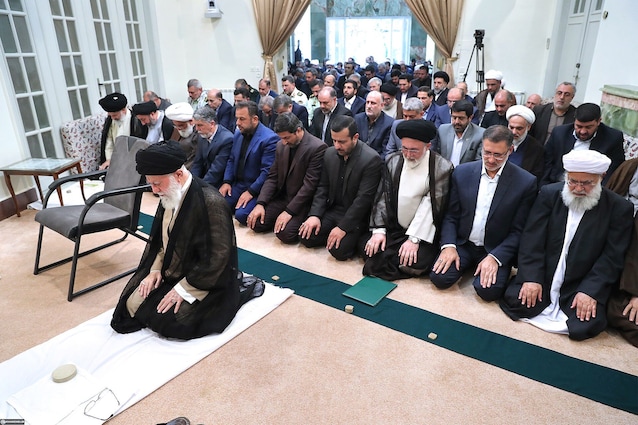 In preghiera nel 2018 (credit khamenei.ir)