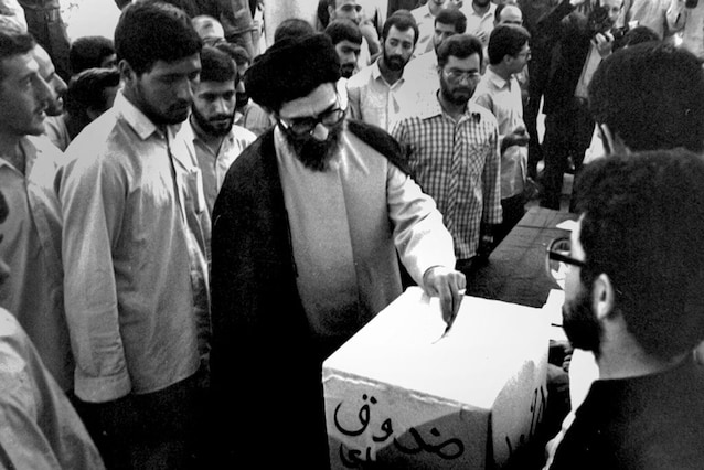 Khamenei al voto per il rinnovo nel 1985 (credit Khamenei.ir)