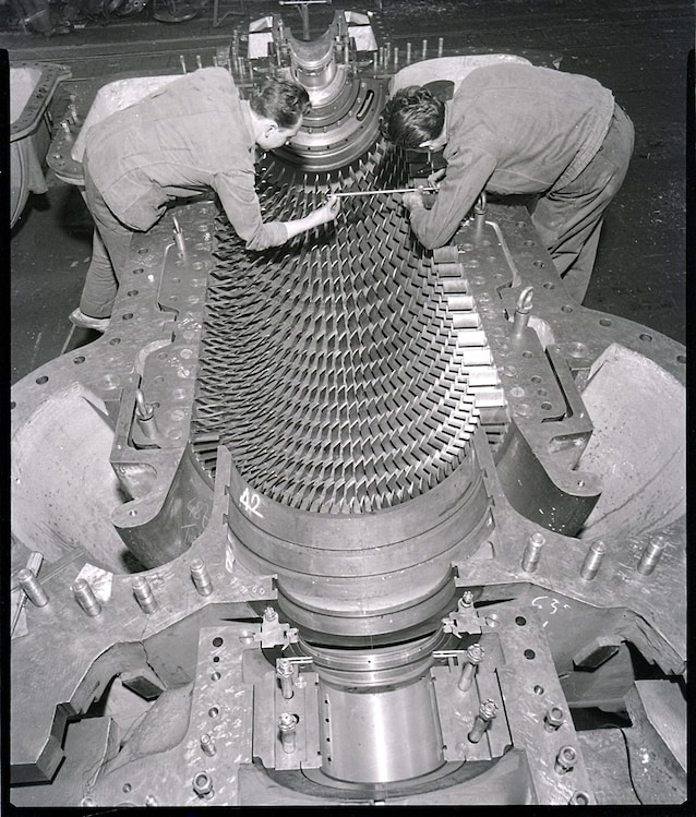 Produzione di una turbina, Milano, 1966 (foto di Paolo Monti). L'espansione dell'industria meccanica è stata uno degli assi portanti della crescita italiana durante gli anni del miracolo italiano.