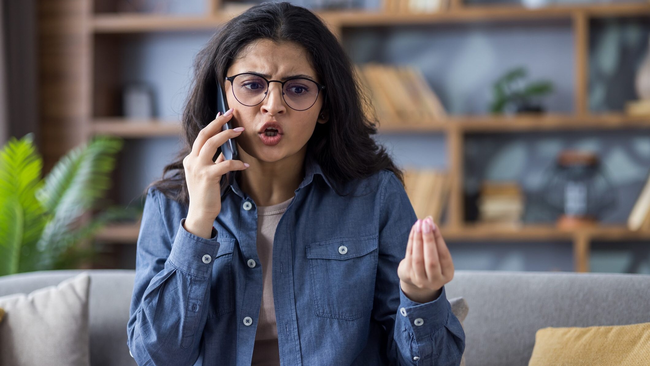 gesticolare al telefono