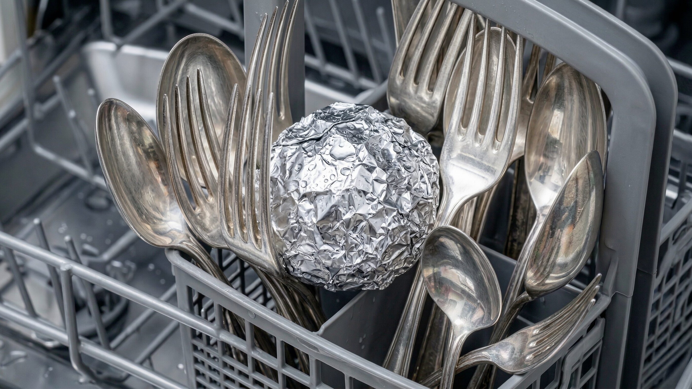 trucco-lavastoviglie-alluminio-argenteria