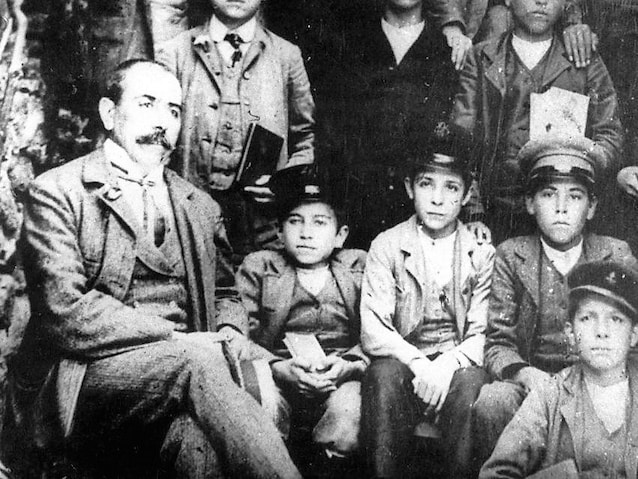 Gramsci nel 1905, accanto al professore, al ginnasio di Santu Lussurgiu