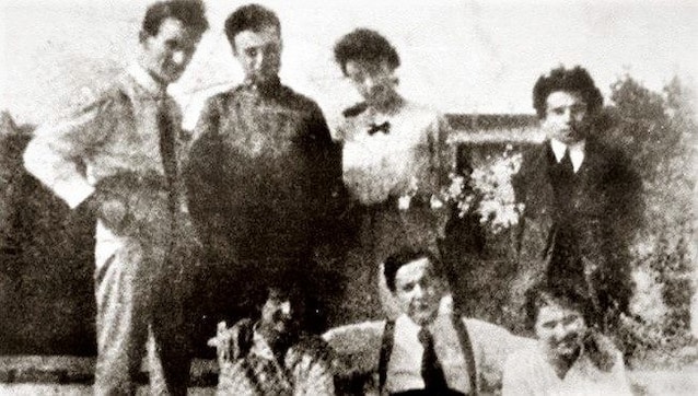 Gramsci (ultimo a destra) nel 1916 con la redazione del giornale Il Grido del popolo