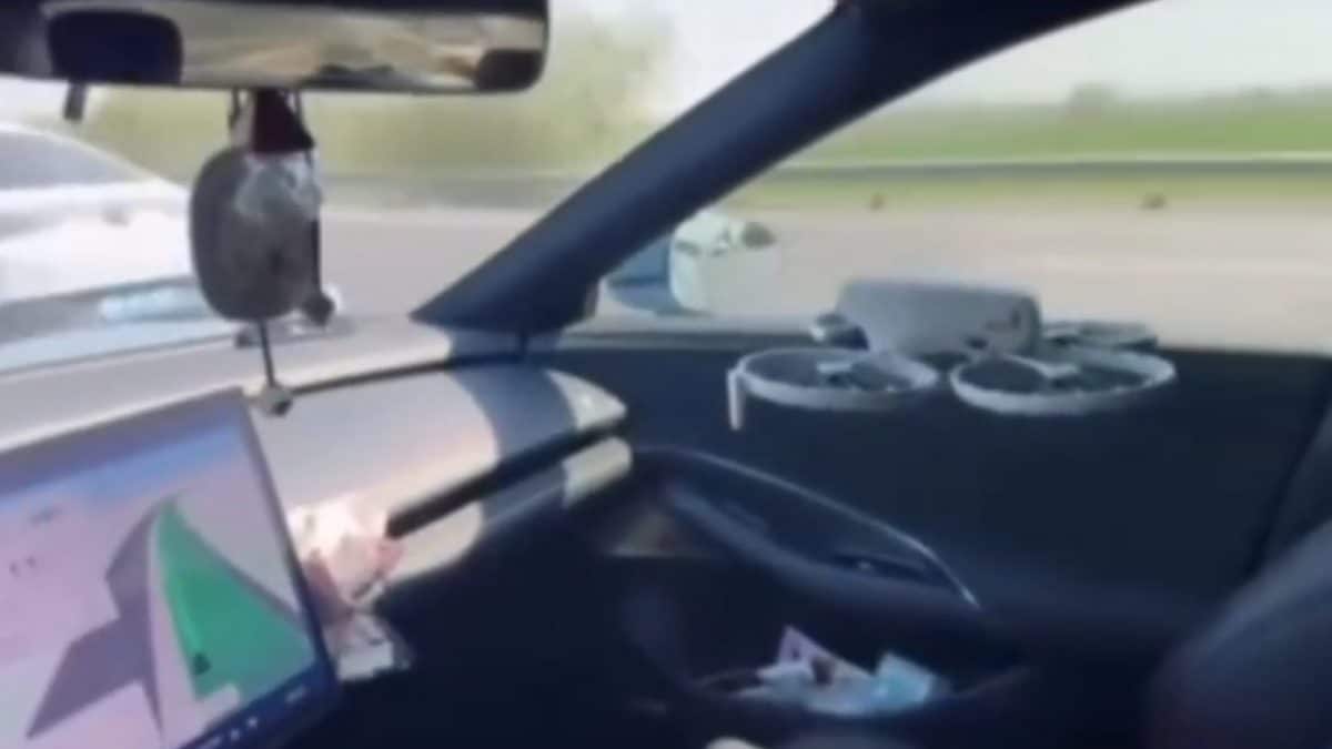 drone vola in auto