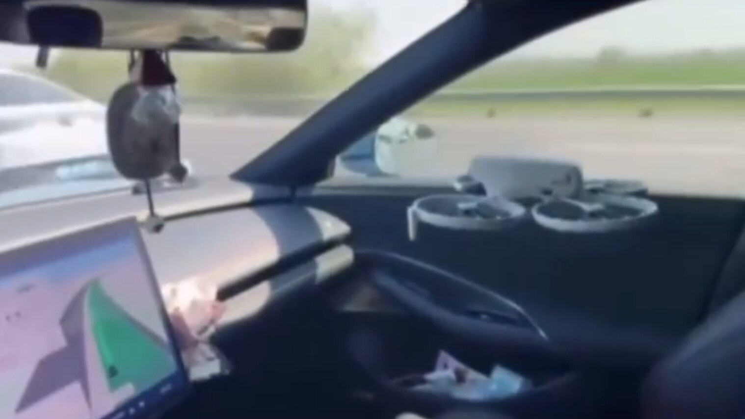 drone vola in auto