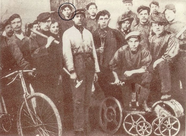 Tito (cerchiato) nel 1911 (Wikimedia Commons)