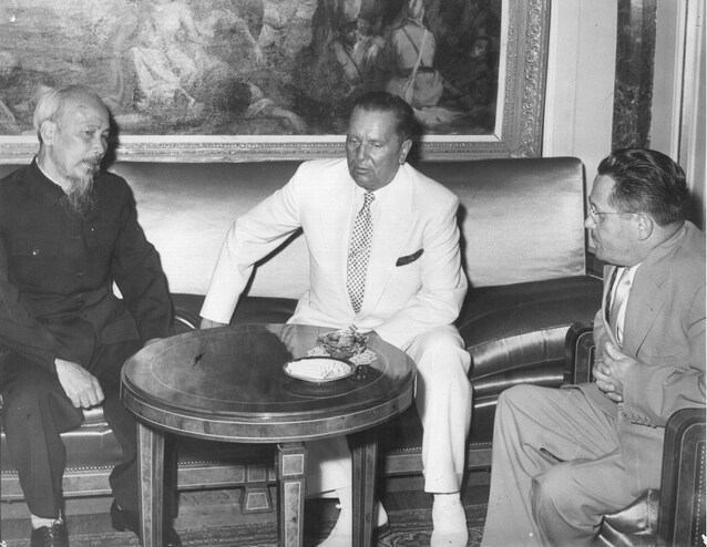 Tito e il leader vietnamita Ho Chi Minh nel 1957 (Wikimedia Commons)