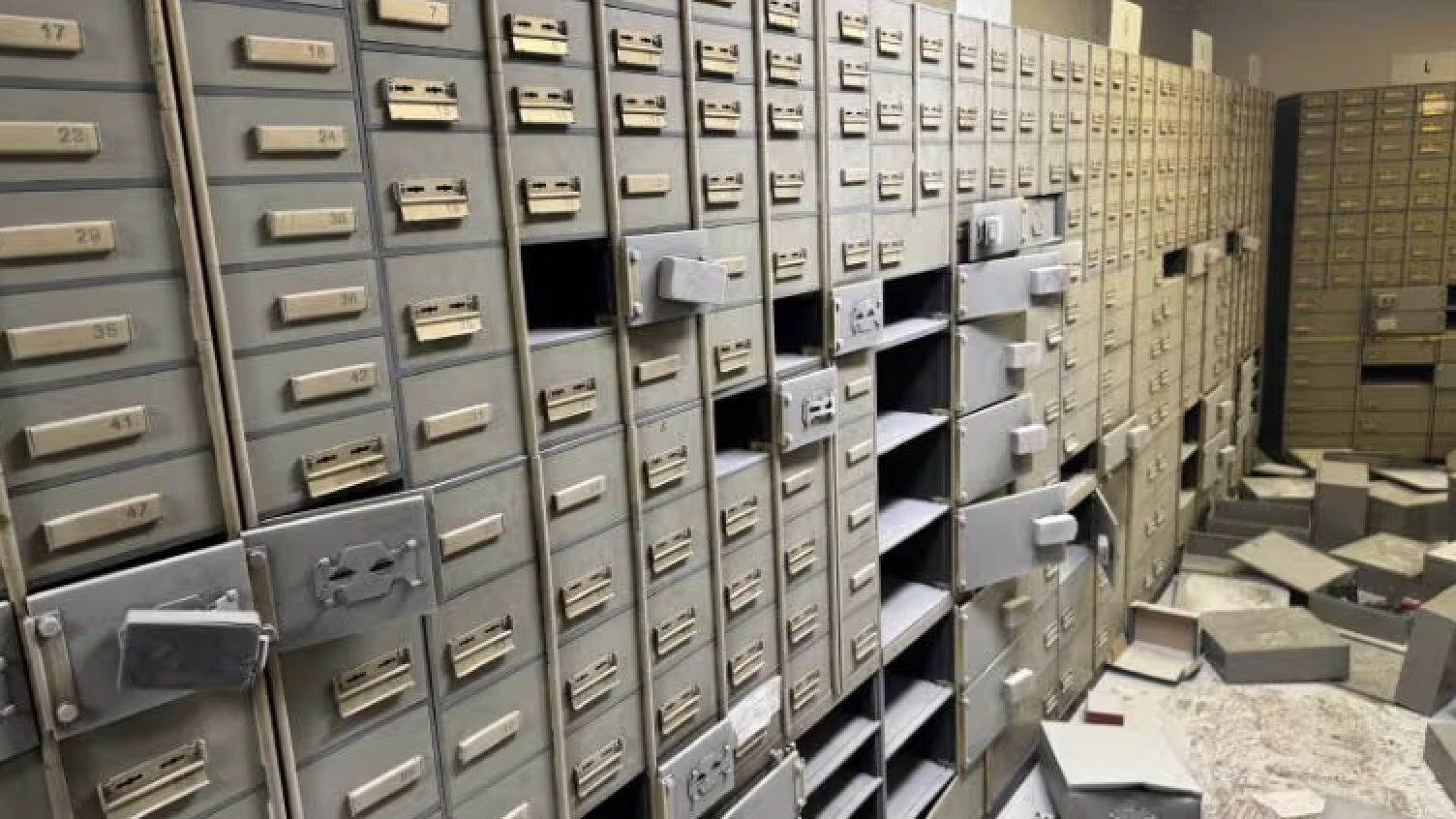 cassette-sicurezza-banca-napoli-rapina