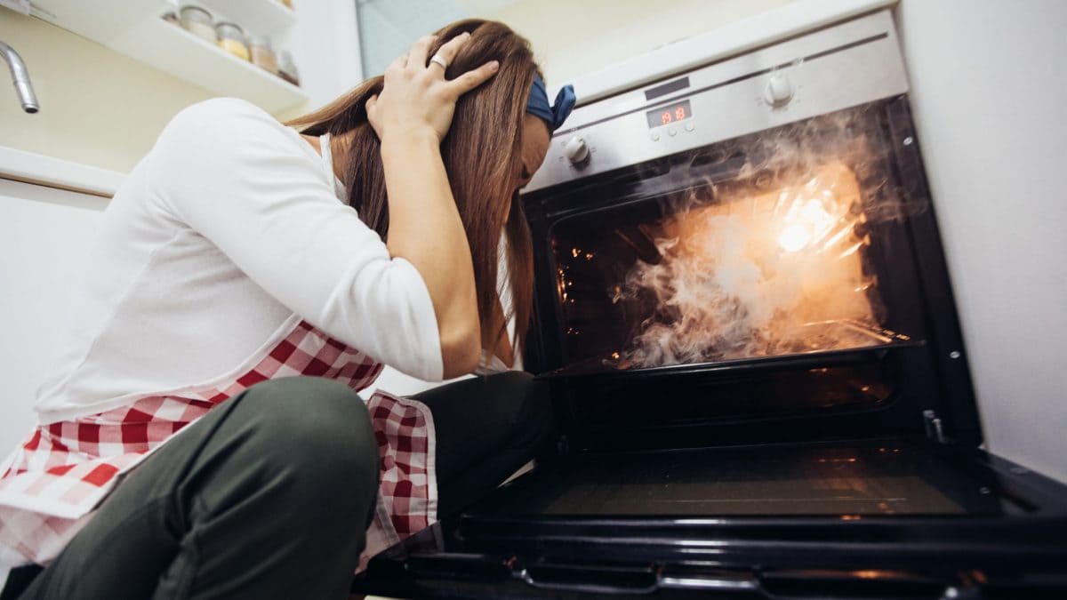 eliminare odore bruciato forno microonde