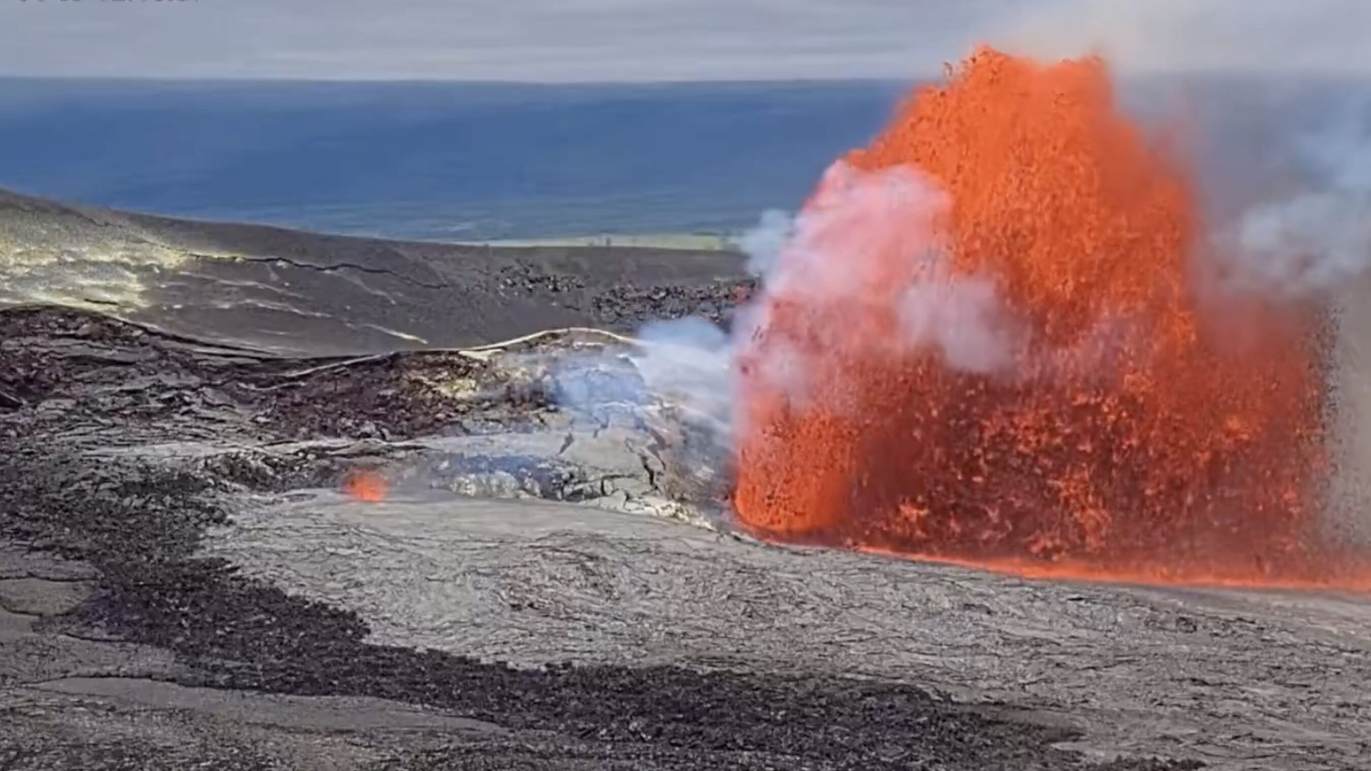 Ennesima eruzione del vulcano Kilauea alle Hawaii: fontane di lava alte fino a 240 metri