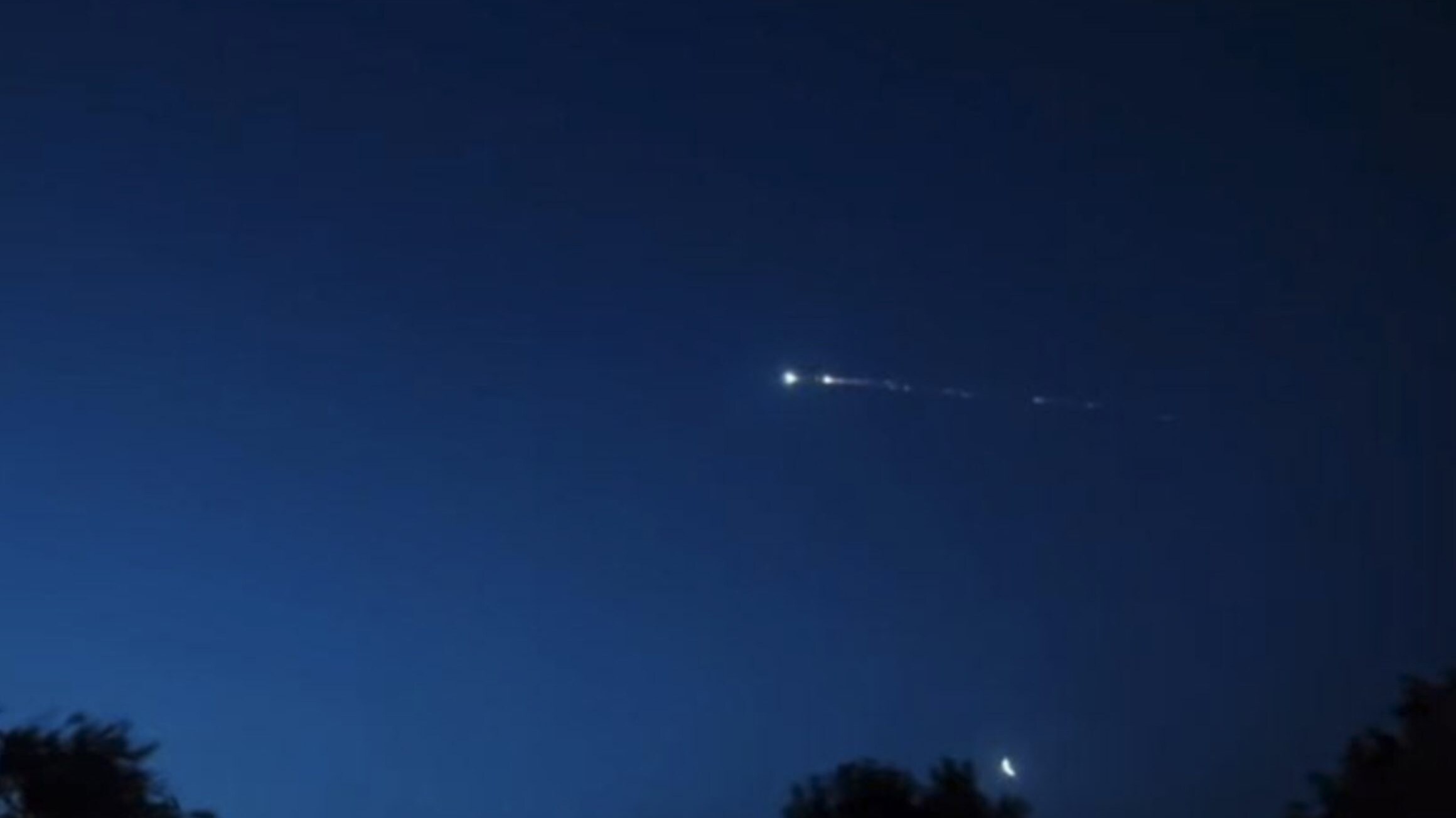scia luminosa cielo italia