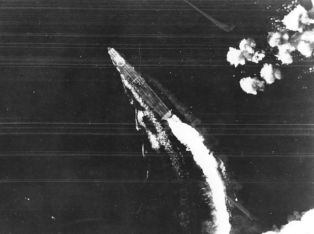 Attacchi contro la portaerei Hiryu (Wikimedia Commons)