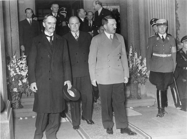 Hitler e Chamberlein (Bundesarchiv via Wikimedia Commons)