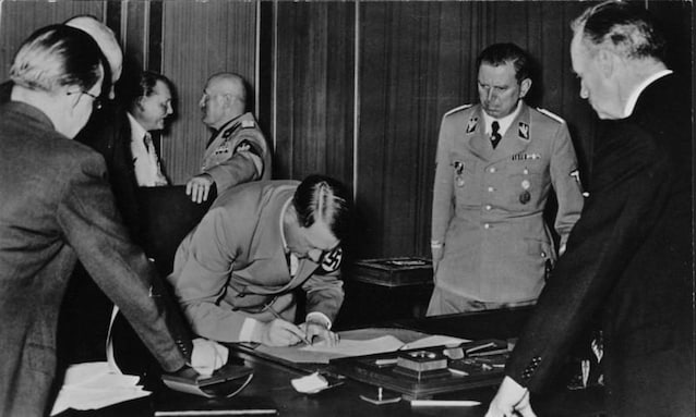 La firma degli accordi (credit Bundesarchiv via Wikimedia Commons)