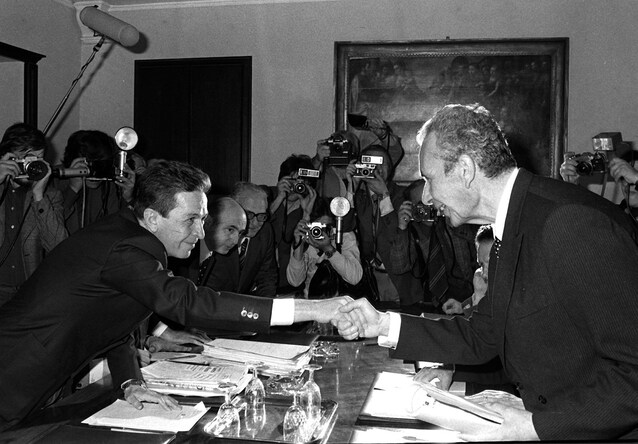 Stretta di mano tra Berlnguer e Moro (Wikimedia Commons)