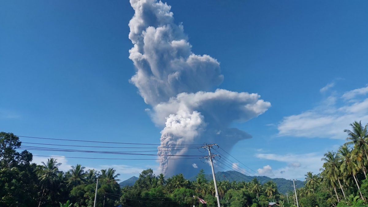 eruzione monte dukono vulcano indonesia