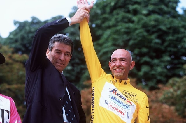 Felice Gimondi con Marco Pantani sul podio del Tour de France 1998 Credit: Getty Images