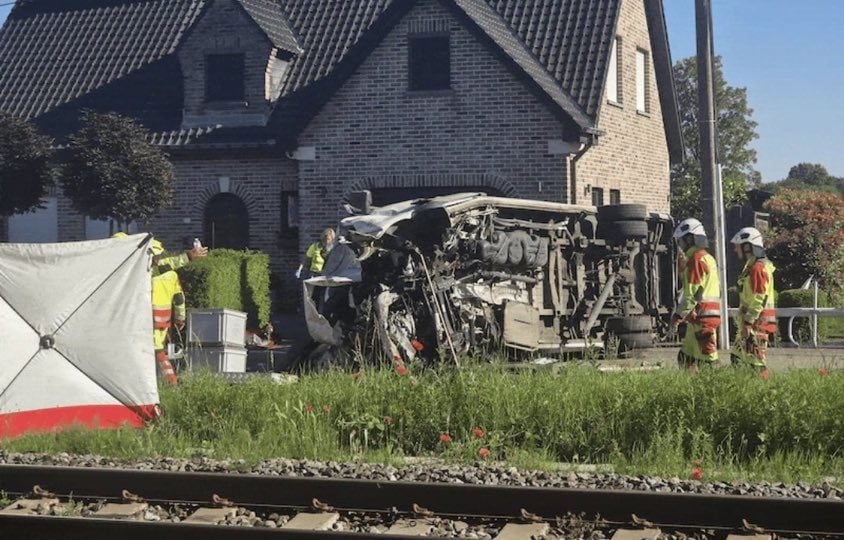 Cosa sappiamo sull'incidente fra un treno e uno scuolabus in Belgio: 4 ...