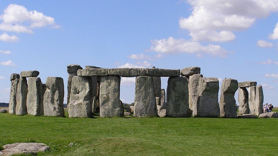 Il viaggio della Pietra dell’Altare di Stonehenge trasportata da umani per 700 km dalla Scozia: lo studio