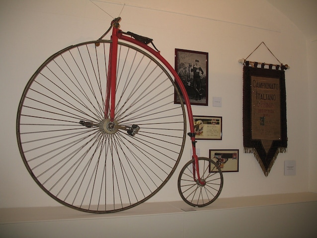 Velocipede dell'Ottocento (Wikimedia Commons)