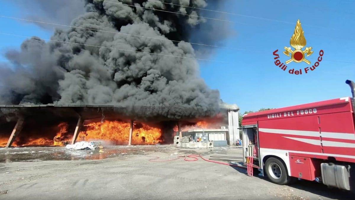 incendio-stabilimento-plastiche-lugnano-pisa