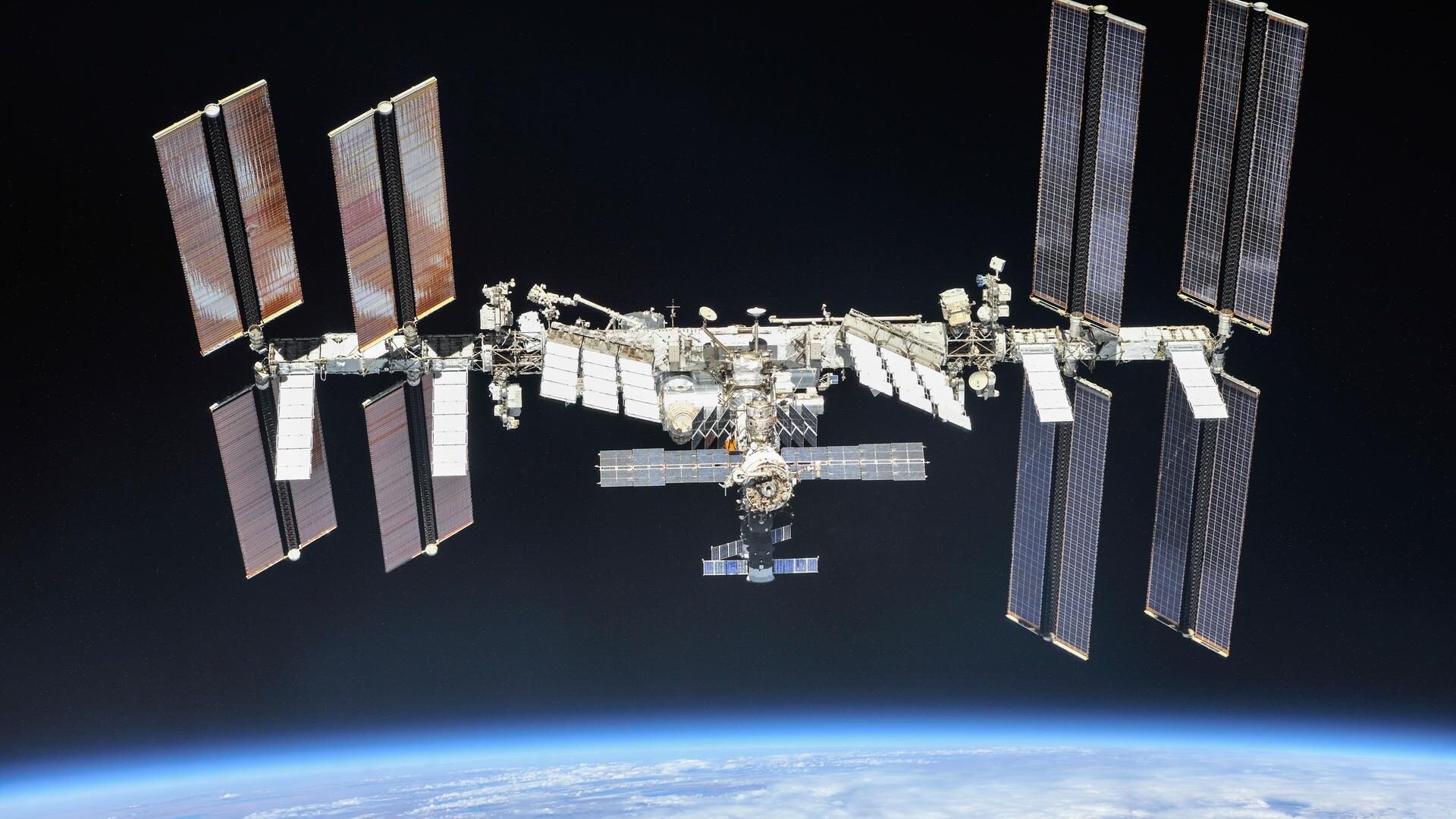 Evacuazione della Stazione Spaziale, allarme NASA rientrato: c’era una perdita d’aria nel modulo Zvezda